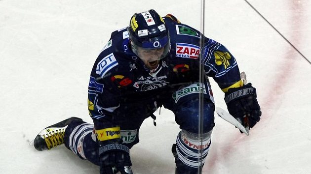 Liberecký Tomáš Klimenta oslavuje vstřelený gól v pátém utkání čtvrtfinále play-off na ledě Plzně.