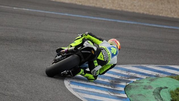 Lukáš Pešek na novém motocyklu při průjezdu zatáčky.