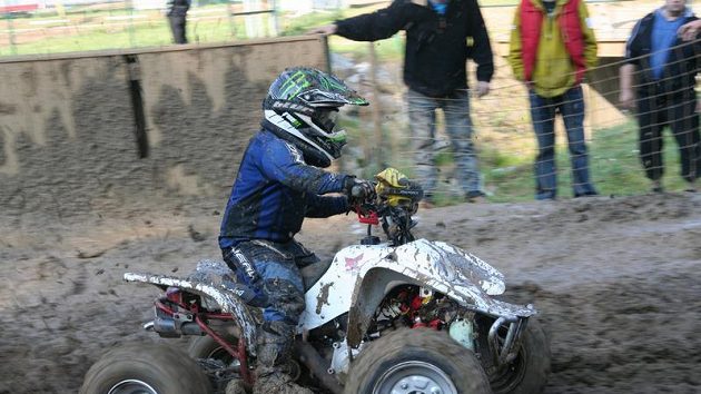 Momentka z juniorského závodu MČR v cross country čtyřkolek v Jiníně.