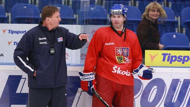 Trenér Alois Hadamczik udílí pokyny Jaromíru Jágrovi na tréninku české reprezentace.