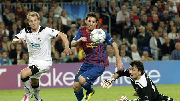 "Božský" Lionel Messi (uprostřed) na trávníku koutzlil, gólově ale vyšel z konfrontace s Plzní naprázdno. Branka nepadla ani ze situace, po níž se Marek Čech jen bezmocně ohlížel...