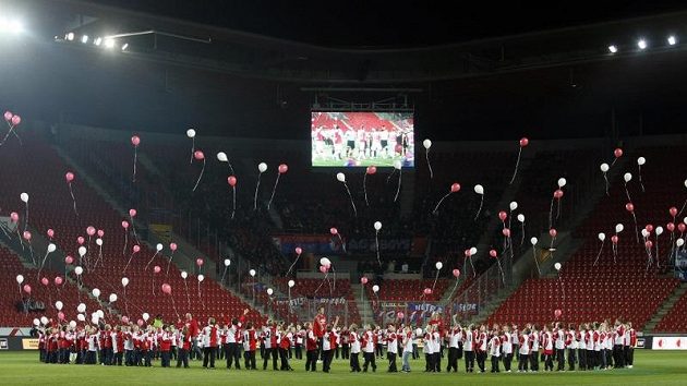 Děti na hrací ploše SK Slavia Praha oslavují 120. leté výročí založení klubu, které se slavilo před zápasem proti Plzni.