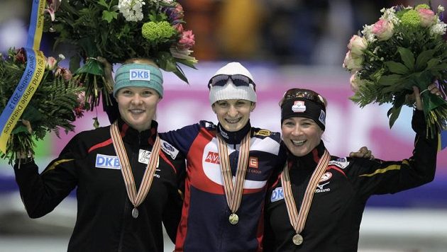 Martina Sáblíková se raduje ze zisku zlaté medaile na 5000 m z Heerenveenu po boku stříbrné Stephanie Beckertové a bronzové Claudie Pechsteinové.