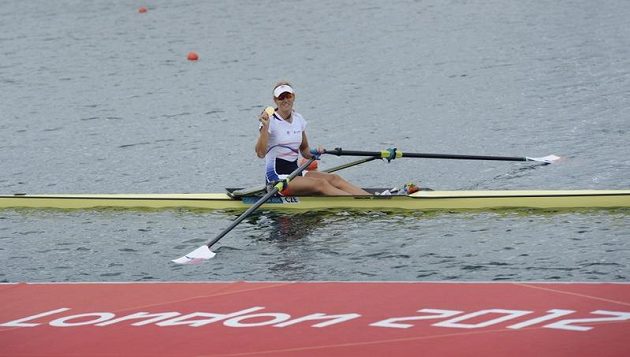 Skifařka Miroslava Knapková vyhrála zlato stylem start - cíl o více než tři sekundy.