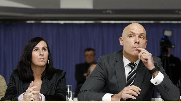 Předsedkyně komise rozhodčích Dagmar Damková (vlevo) a anglický fotbalový rozhodčí Howard Webb.