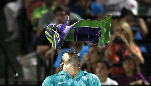 Radek Štěpánek v přestávce duelu s Rafaelem Nadalem v Miami zápasil s ručníkem.