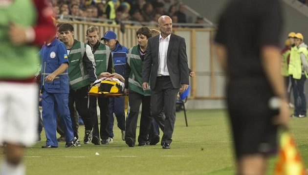 Zraněný Václav Pilař je odnášen na nosítkách.