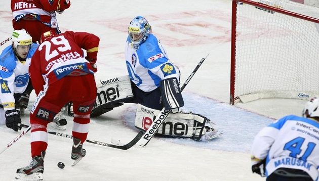 Lukáš Krenželok ze Slavie (vlevo) se snaží překonat brankáře Plzně Marka Mazance.