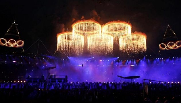 Olympijské kruhy jako součást pyrotechnické show při slavnostním zahájení XXX. letní olympiády v Londýně.