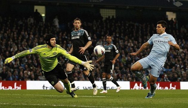Petr Čech řeší atak útočníka Sergia Agüera. Argentinec ve službách Manchesteru City vstřelil oba góly domácích.