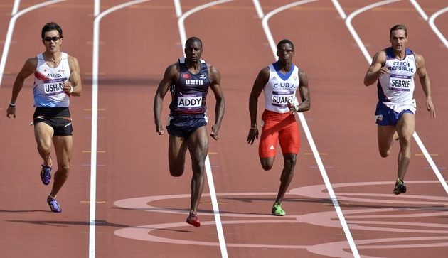Zleva desetibojaři Keisuke Ushiro z Japonska, Jangy Addy z Libérie, Leonel Suarez z Kuby a Roman Šebrle během běhu na 100 metrů.