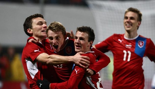 Zleva David Lafata, Ladislav Krejčí, Vladimír Darida a vzadu Bořek Dočkal se radují z gólu.