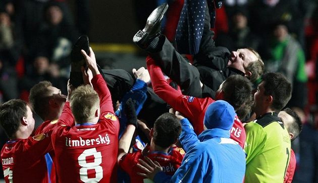 Trenér Pavel Vrba létal nad hlavami hráčů Plzně po vítězství nad Atlétikem Madrid.