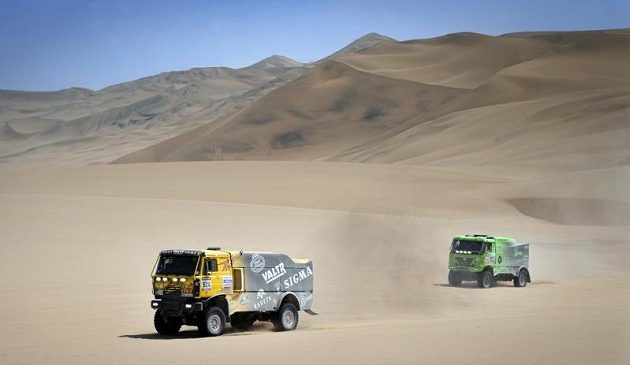 Liaz Jaroslava Valtra (vlevo) na trati třetí etapy Rallye Dakar, v těsném závěsu Tomáš Vrátný s tatrou.