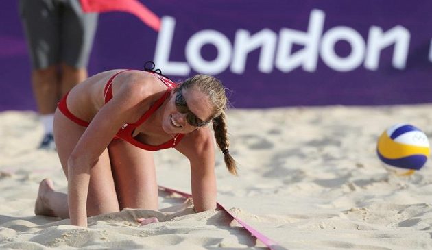 Úsměv plážové volejbalistky Kristýny Kolocové po zkaženém míči brazilských soupeřek v osmifinálovém duelu olympijského turnaje.
