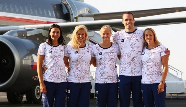 Plavci (zleva) Barbora Závadová, Martina Moravčíková, Simona Baumrtová, Martin Verner a Petra Chocová při odletu na olympiádu v Londýně.