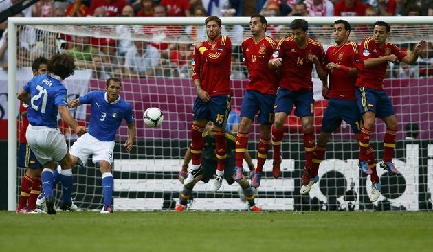 Italský fotbalista Andrea Pirlo zahrává přímý kop proti Španělsku v úvodním utkání skupiny C na EURO 2012
