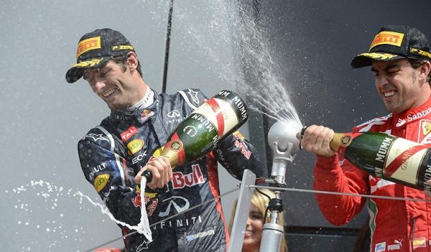 Fernando Alonso (vpravo) se už pomalu viděl vítězem, nakonec však na pódiu jen asistoval Marku Webberovi...