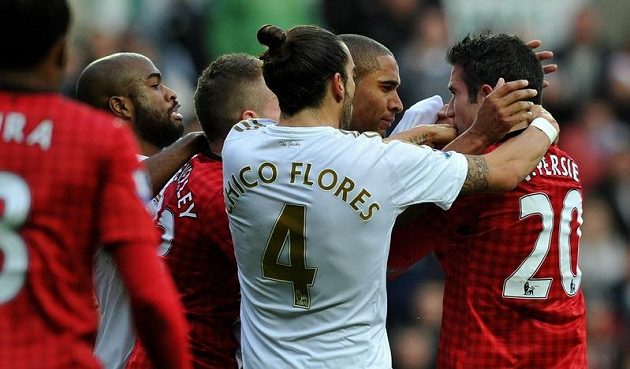 Ashley Williams (druhý zprava) a útočník Manchesteru United Robin van Persie se do sebe ostře pustili.