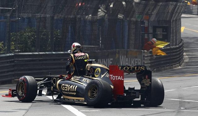 Romain Grosjean ze stáje Lotus vylézá z kokpitu svého vozu po nehodě na startu VC Monaka