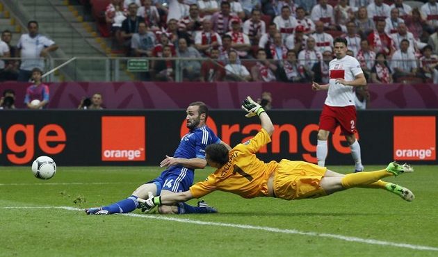 Vyrovnáno! Dimitris Salpingidis překonává ve druhé půli polského gólmana Wojciecha Szczesného