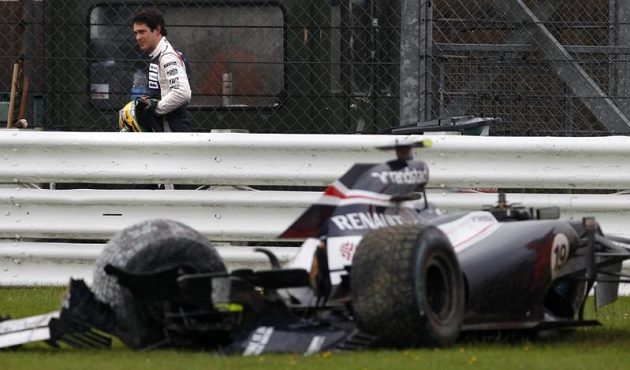 Zdemolovaný vůz Bruna Senny poté, co brazilský pilot stáje Williams při pátečním druhém tréninku v Silverstonu ztratil v dešti nad svým monopostem kontrolu