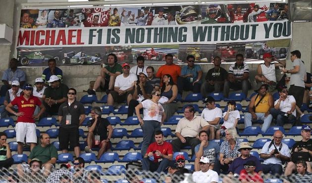 Transparentem "Michaeli, bez Tebe je formule 1 o ničem" vzdali fanoušci hold odcházející legendě Michaelu Schumacherovi