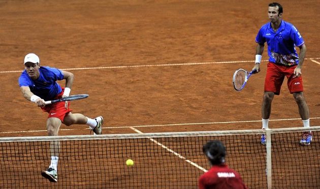 Čeští tenisté Tomáš Berdych (vlevo) a Radek Štěpánek během výměny u sítě proti dvojici Nenad Zimonjič, Ilja Bozoljac (zády).