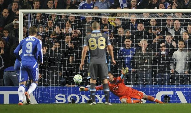 Frank Lampard proměňuje penaltu v odvetě osmifinále Ligy mistrů proti Neapoli.