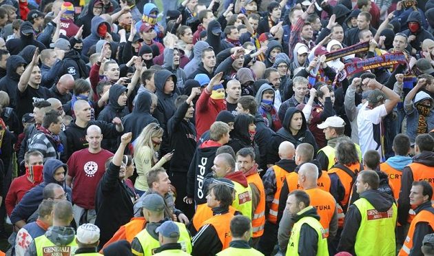 Sparťanští fanoušci po zápase s Českými Budějovicemi na ploše letenského stadiónu.