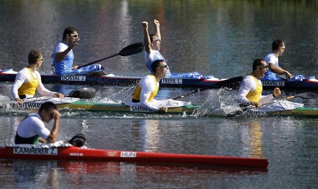 Český čtyřkajak (vzadu zprava) Daniel Havel, Lukáš Trefil, Josef Dostál a Jan Štěrba (mimo záběr) oslavuje zisk olympijského bronzu.