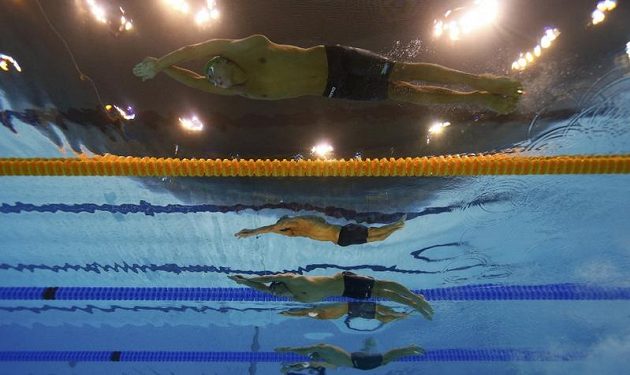 Účastníci finále závodu na 200 metrů motýlek. Zeshora vítězný Chad le Clos z JAR, Michael Phelps z USA, Dinko Jukic z Rakouska.