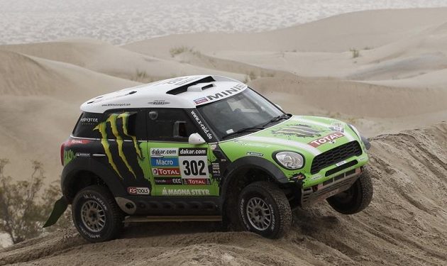 Francouz Stephene Peterhansel překonává dunu v argentinské části Rallye Dakar.