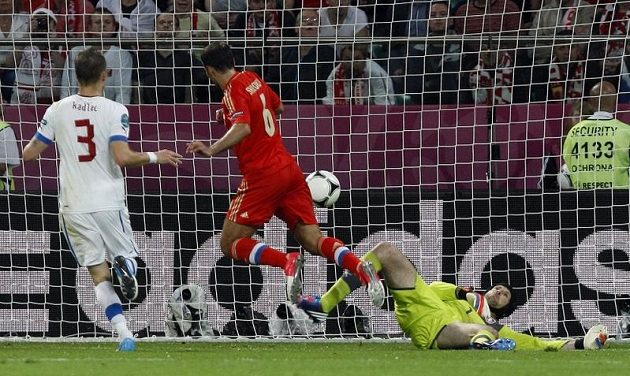 A český tým prohrává s Rusy 0:2. Rychlou akci zakončil Roman Širokov, brankář Petr Čech byl bezmocný a obránce Michal Kadlec už také nestačil zakročit