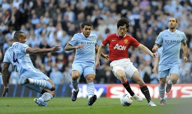 Park Ji-Sung z Manchesteru United mezi hráči City Zabaletou (vpravo) a Tevezem