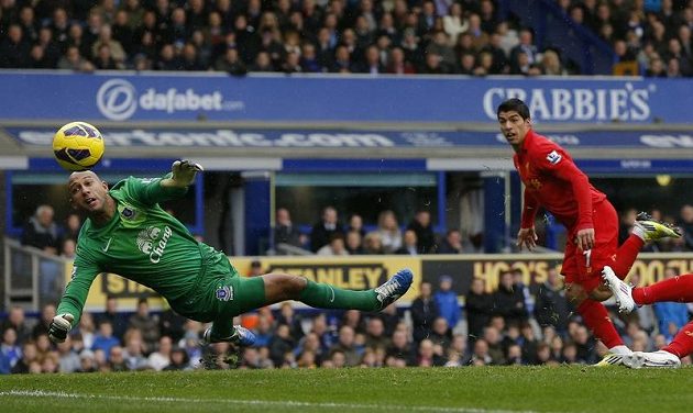 Brankář Evertonu Tim Howard na tento pokus liverpoolského Luise Suáreze nedosáhl.