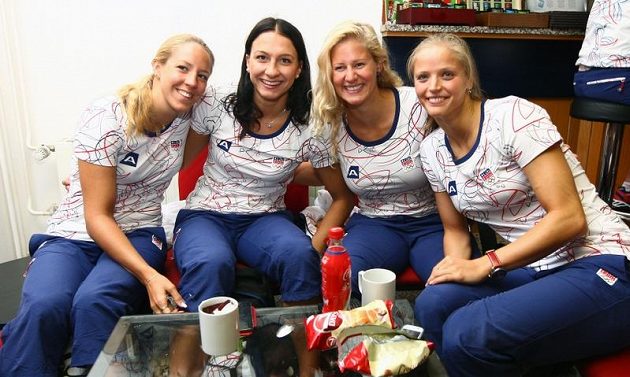 Plavkyně (zleva) Petra Chocová, Barbora Závadová, Martina Moravčíková a Simona Baumrtová při odletu na olympiádu v Londýně.