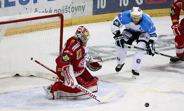 Brankář Slavie Dominik Furch sleduje kotouč, za kterým se žene Ondřej Kratěna z Plzně.