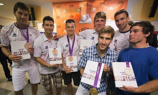 Zleva olympionici, kanoisté Josef Dostál, Jan Štěrba, Daniel Havel a Lukáš Trefil, pětibojař David Svoboda, badmintonista Petr Koukal a kajakář Vavřinec Hradilek představili oficiální publikaci Českého olympijského výboru nazvanou LOH - Londýn 2012.