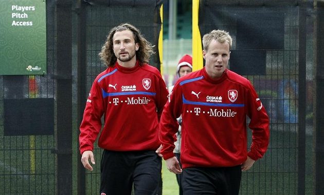 Petr Jiráček a David Limberský po tréninku fotbalové reprezentace v polské Vratislavi