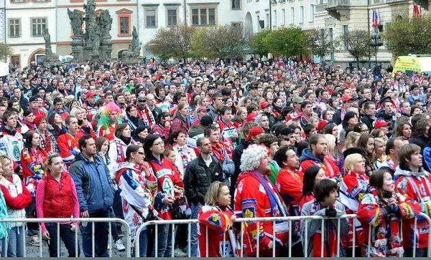 Velkoplošnou projekci finálového utkání hokejové extraligy mezi Kometou Brno a Pardubicemi na Perštýnském náměstí v Pardubicích několik stovek fanoušků.
