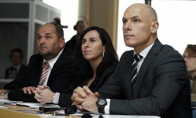 Anglický fotbalový sudí Howard Webb (vpravo) na tiskové konferenci v Praze společně s předsedkyní komise rozhodčích Dagmar Damkovou a předsedou FAČR Miroslavem Peltou.