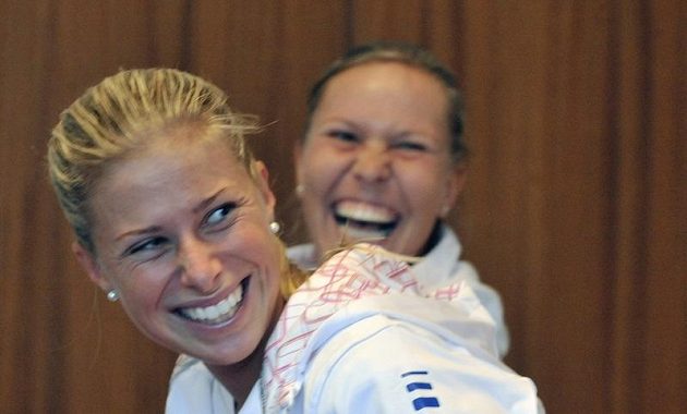 Tenistky Lucie Hradecká (vpravo) a Andrea Hlaváčková na tiskové konferenci před semifinálovým utkáním tenisového Fed Cupu s Itálií.