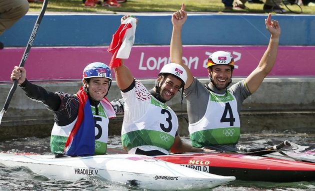 Tři nejlepší z finálového závodu kajakářů - stříbrný Vavřinec Hradilek (zleva), olympijský vítěz Daniele Molmenti z Itálie a bronzový Němec Hannes Aigner