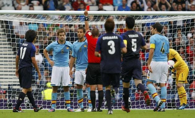 Španěl Inigo Martinez dostává červenou kartu od rozhodčího Marka Geigera v utkání proti Japonsku.