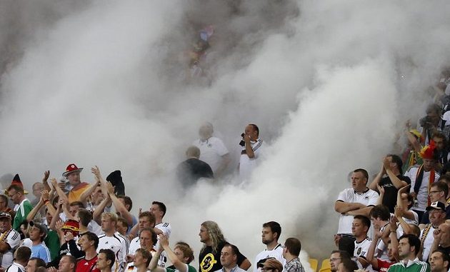 Němečtí fanoušci si na stadiónu ve Lvově okořenili sledování zápasu s Portugalskem hustým dýmem.