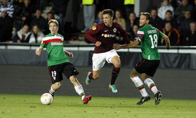 Václav Kadlec ze Sparty (uprostřed) mezi Ikerem Muniainem (vlevo) a Carlosem Gurpegim z Bilbaa