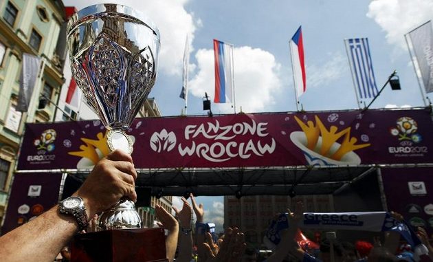 Řečtí fanoušci se bavili v centru Vratislavi před utkáním s Českou republikou na EURO 2012