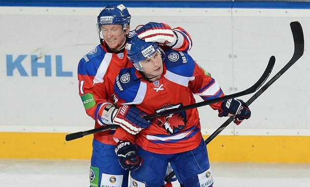 Marcel Hossa (vlevo) a Tomáš Surový se radují ze třetího gólu do sítě Chabarovsku.