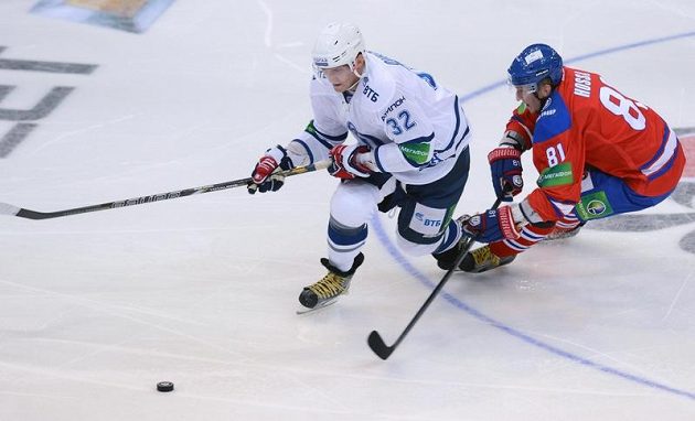 Kanonýra Alexandra Ovečkina v dresu moskevského Dynama stíhá Marcel Hossa z Lva Praha